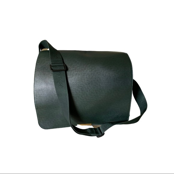 Louis Vuitton Messenger Taiga Viktor Epicea - Picture 2 of 12